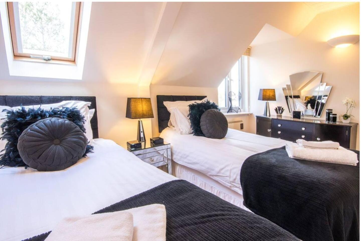 Luxury Kingfisher Lodge, Isis Lake, Within The Cotswold Waterpark سيرنسيستر المظهر الخارجي الصورة