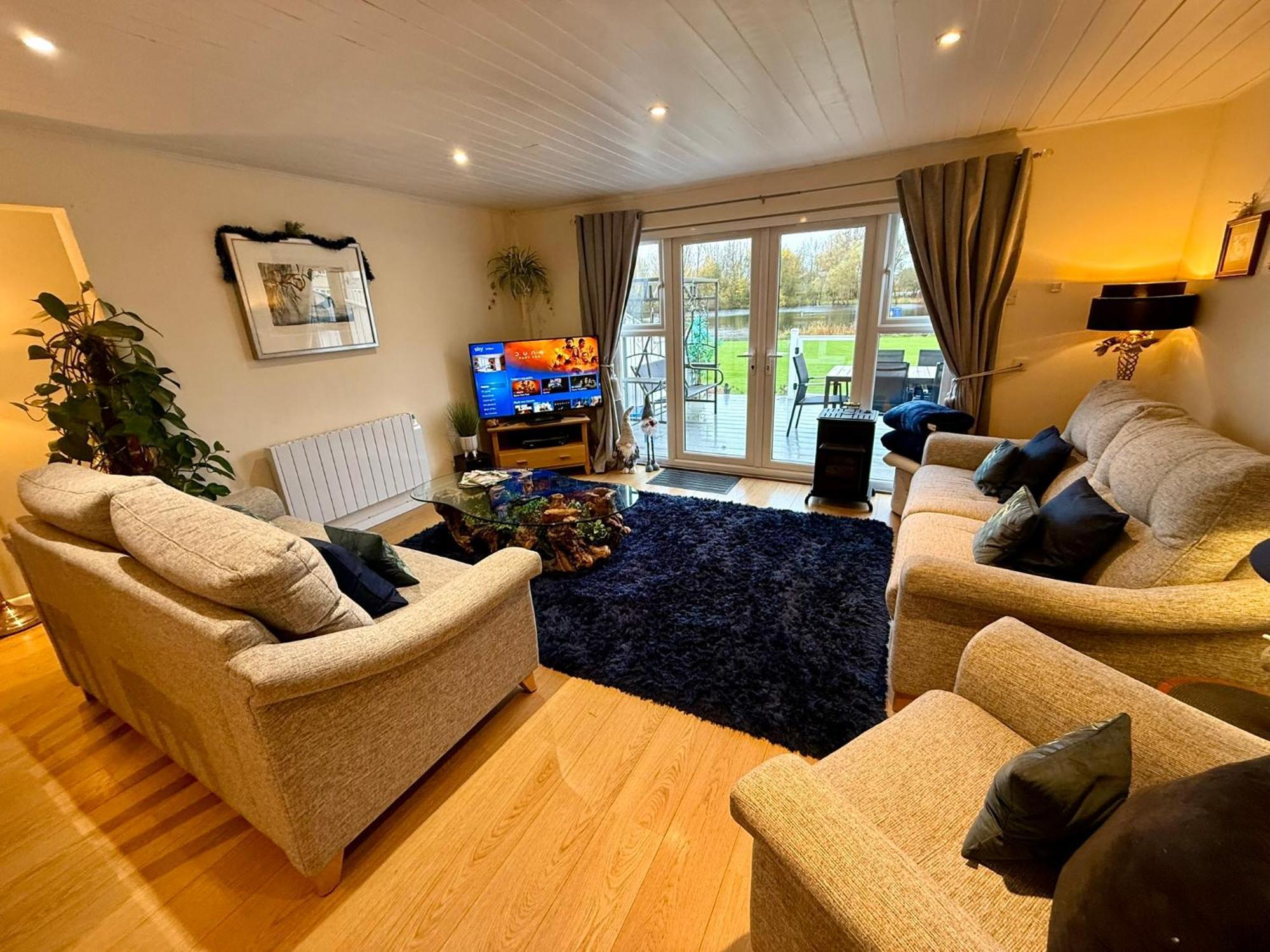 Luxury Kingfisher Lodge, Isis Lake, Within The Cotswold Waterpark سيرنسيستر المظهر الخارجي الصورة
